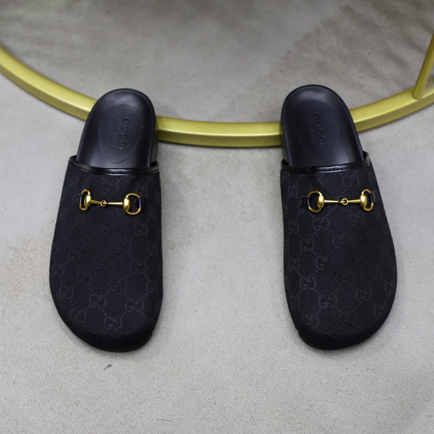 Ex-factory price: 340💰🙅‍♂️🙅‍♂️🙅‍♂️Couple model Brand: GUCCI Standard code: 35-44 (45 customized) Grade: Same as the official website Material: Original leather design Original lightweight wear-resistant molded outsole Style category: Men's fashion sandals Distinguished luxury brand elements Top luxury Color: Actual picture color